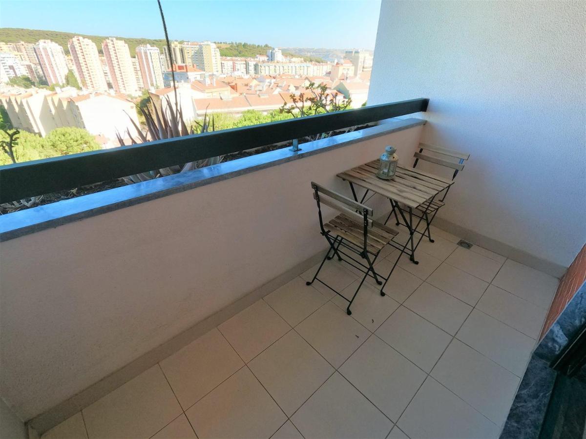 Lisbon 2 Bedroom Apartment With Balcony In อัลเจส ภายนอก รูปภาพ
