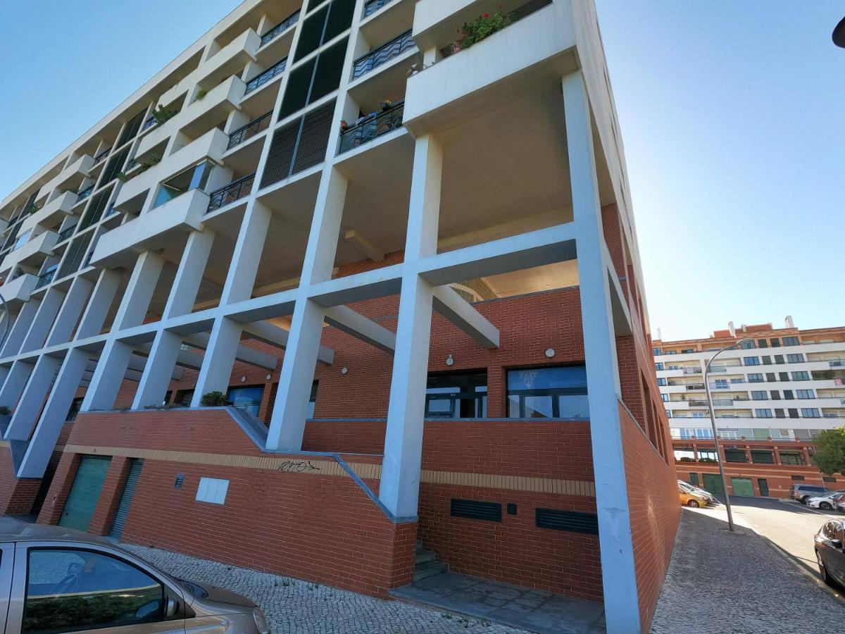 Lisbon 2 Bedroom Apartment With Balcony In อัลเจส ภายนอก รูปภาพ