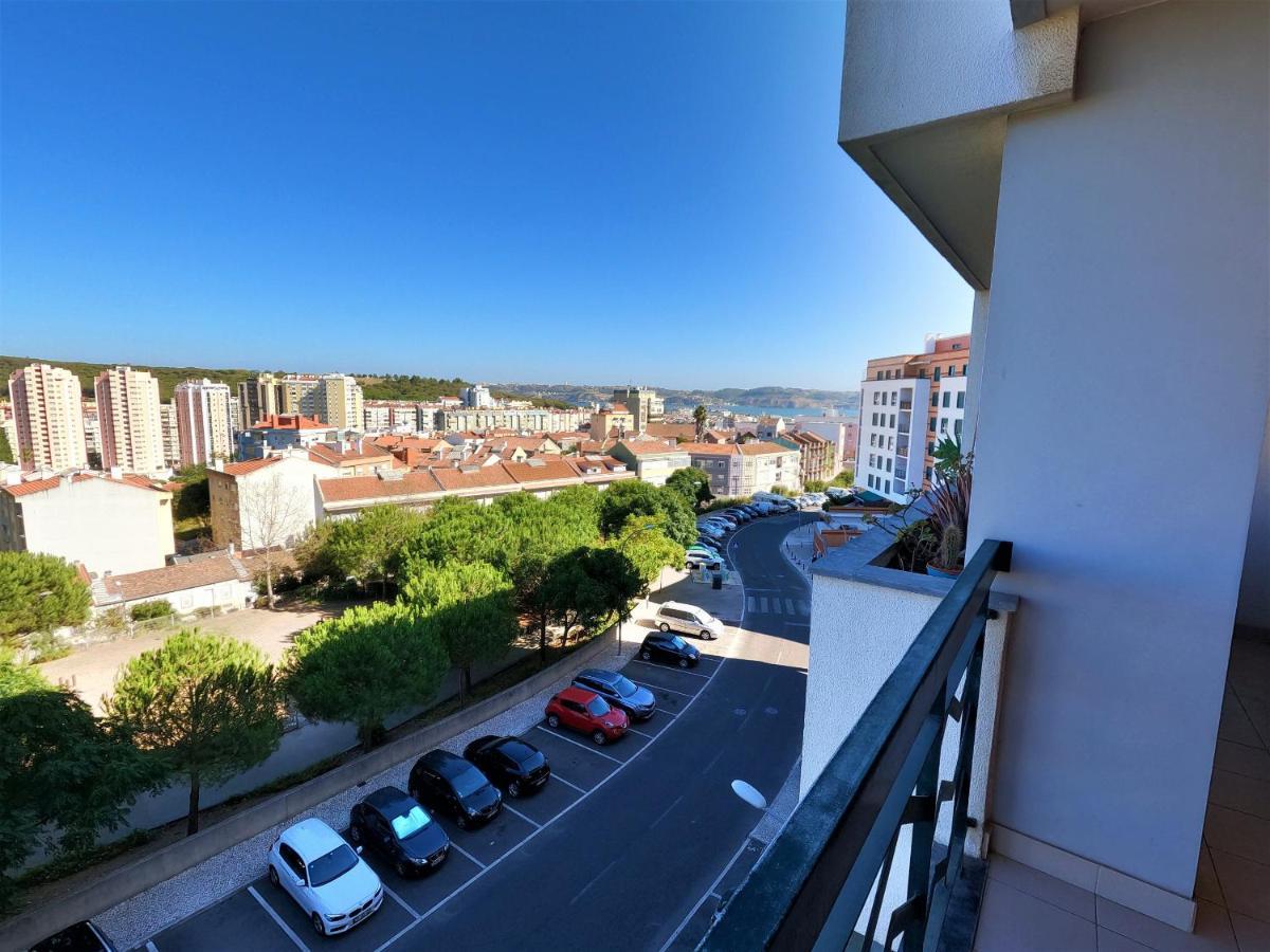 Lisbon 2 Bedroom Apartment With Balcony In อัลเจส ภายนอก รูปภาพ