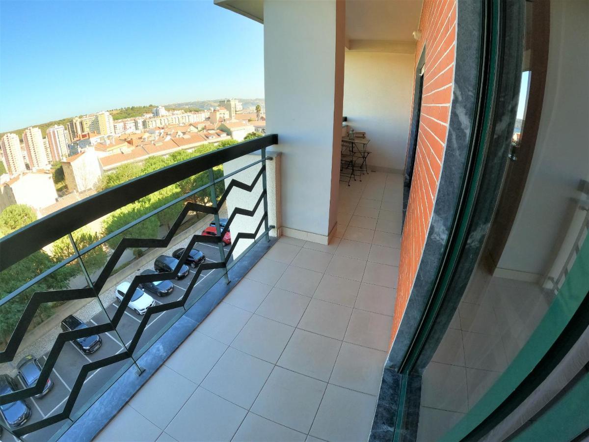 Lisbon 2 Bedroom Apartment With Balcony In อัลเจส ภายนอก รูปภาพ
